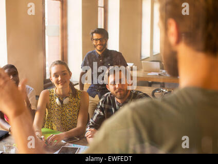 Lässige Geschäftsmann führenden Meeting im Büro Stockfoto