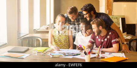 Kreative Geschäftsleute brainstorming im Büro treffen Stockfoto