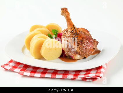 Gericht aus gebratenem Entenkeule mit Kartoffelknödel und Rotkraut Stockfoto