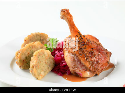 Gericht aus gebratenem Entenkeule mit Tiroler Knödel und Rotkraut Stockfoto