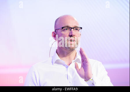 München, Deutschland. 23. Juni 2015. München/Deutschland - 23 Juni: Mark Lightowler (Novartis) spricht auf dem Podium bei der DLDsummer15 Konferenz in der Allianz-Aula am 23. Juni 2015 in München. DLDsummer fand zum ersten Mal Fokussierung auf die Schnittstelle zwischen Technologie, Gesundheit und Lifestyle durch Digitalisierung (Foto: picture Alliance für DLD/Robert Schlesinger) / Dpa/Alamy Live News Stockfoto