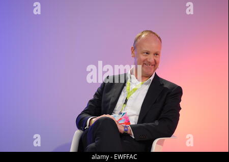 München, Deutschland. 23. Juni 2015. München/Deutschland - Juni 23: Peter Vullinghs (Philips) lächelt auf dem Podium während der DLDsummer15-Konferenz in der Allianz-Aula am 23. Juni 2015 in München. DLDsummer fand zum ersten Mal Fokussierung auf die Schnittstelle zwischen Technologie, Gesundheit und Lifestyle durch Digitalisierung (Foto: picture Alliance für DLD/Jan Haas) / Dpa/Alamy Live News Stockfoto