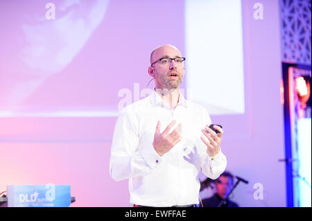 München, Deutschland. 23. Juni 2015. München/Deutschland - 23 Juni: Mark Lightowler (Novartis) spricht auf dem Podium bei der DLDsummer15 Konferenz in der Allianz-Aula am 23. Juni 2015 in München. DLDsummer fand zum ersten Mal Fokussierung auf die Schnittstelle zwischen Technologie, Gesundheit und Lifestyle durch Digitalisierung (Foto: picture Alliance für DLD/Robert Schlesinger) / Dpa/Alamy Live News Stockfoto