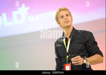 München, Deutschland. 23. Juni 2015. München/Deutschland - 23 Juni: Henrik Sprengel (Grupo HS3/Kalapa) spricht auf dem Podium bei der DLDsummer15 Konferenz in der Allianz-Aula am 23. Juni 2015 in München. DLDsummer fand zum ersten Mal Fokussierung auf die Schnittstelle zwischen Technologie, Gesundheit und Lifestyle durch Digitalisierung (Foto: picture Alliance für DLD/Jan Haas) / Dpa/Alamy Live News Stockfoto