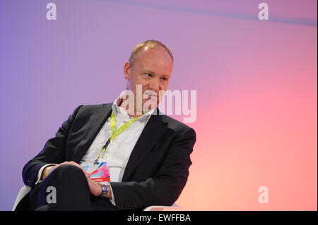 München, Deutschland. 23. Juni 2015. München/Deutschland - Juni 23: Peter Vullinghs (Philips) spricht auf dem Podium bei der DLDsummer15 Konferenz in der Allianz-Aula am 23. Juni 2015 in München. DLDsummer fand zum ersten Mal Fokussierung auf die Schnittstelle zwischen Technologie, Gesundheit und Lifestyle durch Digitalisierung (Foto: picture Alliance für DLD/Jan Haas) / Dpa/Alamy Live News Stockfoto