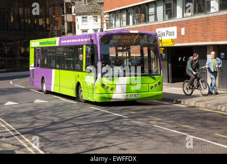 Einzelne Doppeldecker-Bus in zentralen Ipswich, Suffolk, England, UK Stockfoto