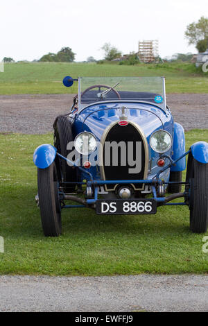 Blauen offenen oberen Bugatti Oldtimer in einem Feld Stockfoto