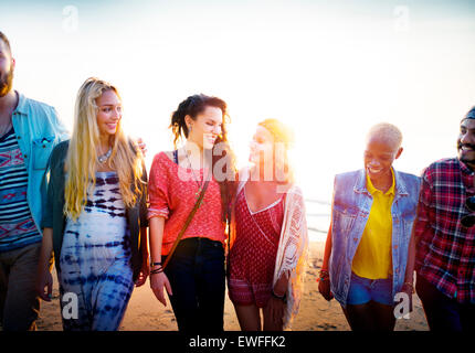 Freundschaft-Bonding-Entspannung-Sommer-Strand-Glück-Konzept Stockfoto