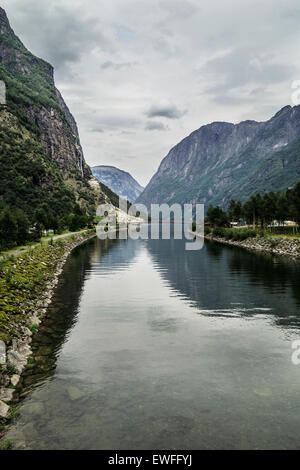 Naeroydalselvi-Fluss mündet in Naeroyfjord, Gudvangen, Norwegen Stockfoto