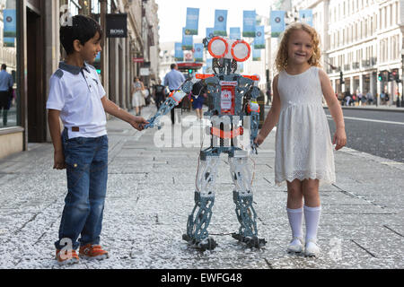 London, UK. 25. Juni 2015. Kinder mit Meccanoid G15 KS, 1,20 m hoch persönlichen Roboter vorprogrammiert mit 1000 + Phrasen - GBP-440. Hamleys Spielzeug speichern Vorschau der vorhergesagten Top zehn Spielzeuge für Weihnachten 2015 in die Regent Street Store. Foto: Nick Savage/Alamy Live-Nachrichten Stockfoto