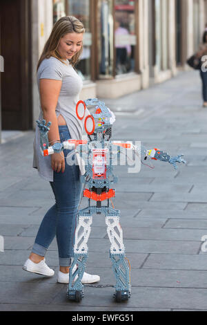 London, UK. 25. Juni 2015. Eine Frau schaut Meccanoid G15 KS, 1,20 m hoch persönlichen Roboter vorprogrammiert mit 1000 + Phrasen - GBP-440. Hamleys Spielzeug speichern Vorschau der vorhergesagten Top zehn Spielzeuge für Weihnachten 2015 in die Regent Street Store. Foto: Nick Savage/Alamy Live-Nachrichten Stockfoto