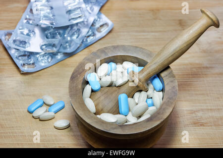 Pillen in Mörtel- und leeren Blisterpackungen Stockfoto
