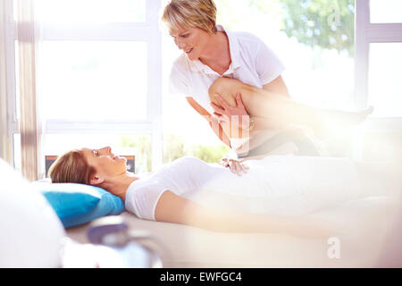 Physiotherapeutin Frau Bein Strecken Stockfoto