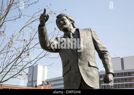 Statue von Sir Bobby Robson ehemaliger England Fußball-Manager, Ipswich, Suffolk, England, UK Stockfoto