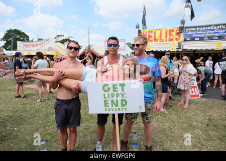 Glastonbury Festival, Somerset, UK. 25. Juni 2015. Festivalbesucher teilnehmen an die Oxfam Kampagne "get lippy End Poverty" Teilnehmern haben Fotografieren die in einem Oxfam verwendet wird video gemacht auf dem Festival. Bildnachweis: Tom Corban/Alamy Live-Nachrichten Stockfoto