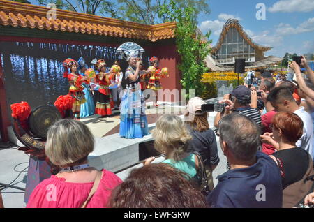 Mailand, Italien. 24. Juni 2015. Künstler singen und tanzen Guangxi wochentags bei der China-Pavillon der Expo Milano 2015 in Mailand, 24. Juni 2015. Für viele internationale Gäste der Expo Milano 2015, die nie Chinas Guangxi Zhuang Autonome Region besucht haben, war Mittwoch die Gelegenheit, um ein Gefühl für die wundervollen Dinge erhalten, die sie dort eines Tages erleben werden. © Song Jian/Xinhua/Alamy Live-Nachrichten Stockfoto