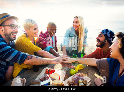 Freundschaft Freizeit Urlaub miteinander Spaß Teamgedanke Stockfoto