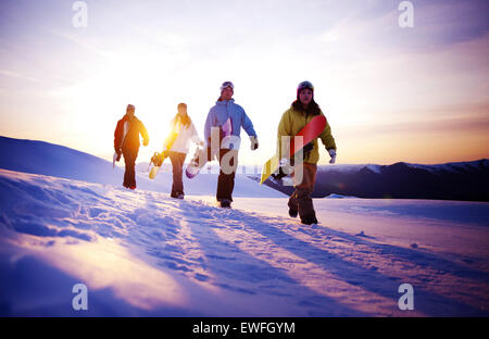 Gruppe von Snowboardern am Gipfel des Berges. Stockfoto