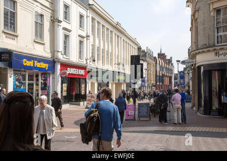 Einkaufen in Westgate Street, in Ipswich, Suffolk, England, UK Stockfoto