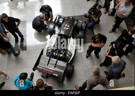 Studenten der technischen Hochschule in Brünn zusammen Formel Dragon 5 in Brno, Tschechische Republik, 25. Juni 2015. Es hat revolutionäre Einzylinder-Turbo-Motor. Ein Team von Studenten TU Brno Racing unter der Schirmherrschaft der Universität beteiligen sich an dem Projekt Formula Student (Formula SAE), globalen Wettbewerb der Studenten sechs hundert Hochschulen. (Foto/Vaclav Salek CTK) Stockfoto