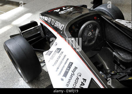 Studenten der technischen Hochschule in Brünn zusammen Formel Dragon 5 in Brno, Tschechische Republik, 25. Juni 2015. Es hat revolutionäre Einzylinder-Turbo-Motor. Ein Team von Studenten TU Brno Racing unter der Schirmherrschaft der Universität beteiligen sich an dem Projekt Formula Student (Formula SAE), globalen Wettbewerb der Studenten sechs hundert Hochschulen. (Foto/Vaclav Salek CTK) Stockfoto