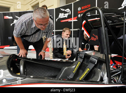 Studenten der technischen Hochschule in Brünn zusammen Formel Dragon 5 in Brno, Tschechische Republik, 25. Juni 2015. Es hat revolutionäre Einzylinder-Turbo-Motor. Ein Team von Studenten TU Brno Racing unter der Schirmherrschaft der Universität beteiligen sich an dem Projekt Formula Student (Formula SAE), globalen Wettbewerb der Studenten sechs hundert Hochschulen. (Foto/Vaclav Salek CTK) Stockfoto