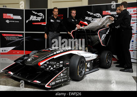 Studenten der technischen Hochschule in Brünn zusammen Formel Dragon 5 in Brno, Tschechische Republik, 25. Juni 2015. Es hat revolutionäre Einzylinder-Turbo-Motor. Ein Team von Studenten TU Brno Racing unter der Schirmherrschaft der Universität beteiligen sich an dem Projekt Formula Student (Formula SAE), globalen Wettbewerb der Studenten sechs hundert Hochschulen. (Foto/Vaclav Salek CTK) Stockfoto