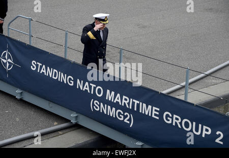 Kiel, Deutschland. 25. Juni 2015. Deutsche Commodore Joerg Klein läuft hinunter die Gangway nach einer Zeremonie für die Übertragung des Befehls über die ständigen NATO-Truppe im Mittelmeerraum (Standing NATO Maritime Group 2) in Kiel, Deutschland, 25. Juni 2015. Die Fregatte "Hamburg" wird in den kommenden sechs Monaten das Gerät Flaggschiff sein. Foto: CARSTEN REHDER/Dpa/Alamy Live News Stockfoto