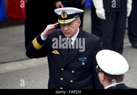 Kiel, Deutschland. 25. Juni 2015. Deutsche Commodore Joerg Klein steht im Rahmen einer Feierstunde für die Übertragung des Befehls über die ständigen NATO-Truppe im Mittelmeerraum (Standing NATO Maritime Group 2) in Kiel, Deutschland, 25. Juni 2015. Die Fregatte "Hamburg" wird in den kommenden sechs Monaten das Gerät Flaggschiff sein. Foto: CARSTEN REHDER/Dpa/Alamy Live News Stockfoto