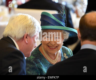 Frankfurt Am Main, Deutschland, 25. Juni 2015. Die britische Königin Elizabeth II Chats mit Hessens Ministerpräsident Volker Bouffier (L) während eines Mittagessens in der Roemer City Hall in der britischen Monarchen und ihr Mann sind auf ihre fünfte Staatsbesuch in Deutschland, findet vom 23. bis 26. Juni. Bildnachweis: Dpa picture Alliance/Alamy Live News Stockfoto