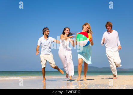 Zwei Paar am Strand zu entspannen. Stockfoto