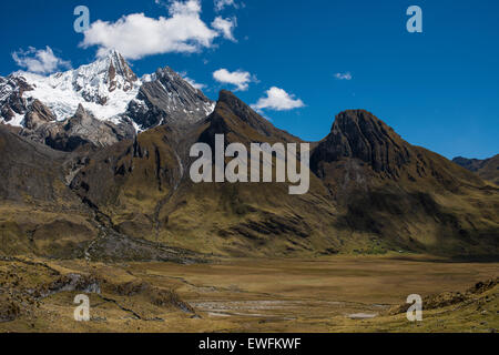 Schneebedeckte Berge und Felsen, Cordillera Huayhuash Gebirge, Anden, Nord-Peru, Peru Stockfoto