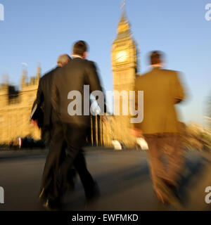 Drei Herren auf dem Weg zur Arbeit. Stockfoto