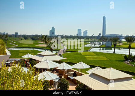 Dubai Creek und Yacht Golf Club, Dubai Blick auf Terrasse und erste Loch des Golfplatzes Stockfoto