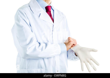 Kaukasische männlichen Arzt im weißen Kittel, blaues Hemd und roter Krawatte gekleidet ist Einweg Latex-Handschuhe tragen. Stockfoto