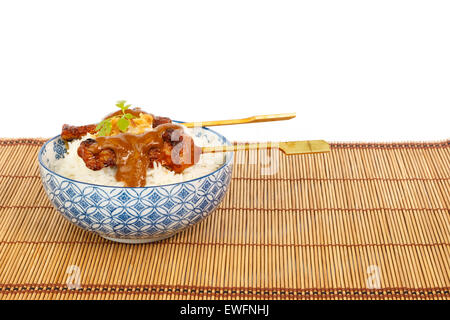 Gegrilltes Schweinefleisch Satay mit Erdnuss-Sauce und Reis vor weißem Hintergrund Stockfoto