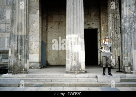 Berlin, DDR, Ehre Wache vor der neuen Wache Stockfoto