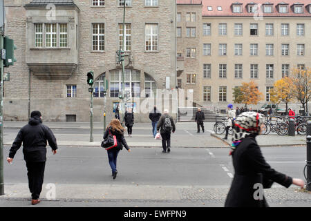 Berlin, Deutschland, Passanten am Rathaus Neukoelln an der Karl-Marx-Straße Stockfoto