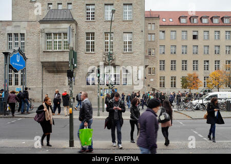 Berlin, Deutschland, Passanten am Rathaus Neukoelln an der Karl-Marx-Straße Stockfoto