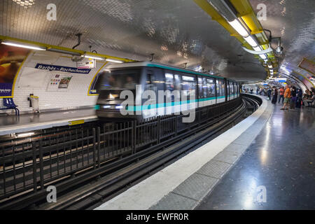 Paris, Frankreich - 9. August 2014: Barbes-Rochechouart. Paris u-Bahn-Station mit Passagieren und fahrenden Zug, Motion blur effektiver Stockfoto