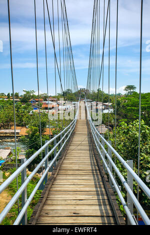 Hängebrücke in Bukit Lawang Dorf, Sumatra, Indonesien Stockfoto