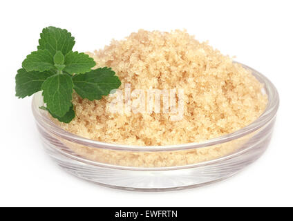 Grobe Kristalle von braunem Zucker mit Stevia-Blätter Stockfoto