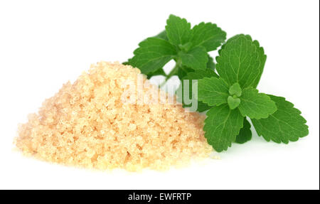 Grobe Kristalle von braunem Zucker mit Stevia-Blätter Stockfoto
