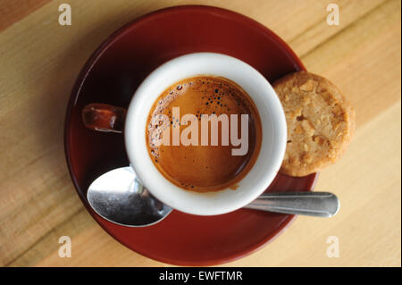 Lebensmittel, Kaffee Cafe Espresso Getränke serviert in einer Demitasse Keramik Tasse Stockfoto