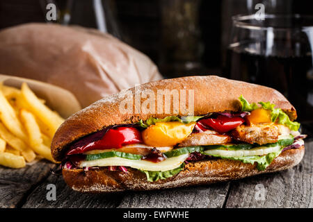 Sandwich mit Huhn, Pommes Frites und Glas soda Stockfoto