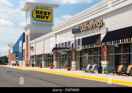 Eingang zum großen Versammlungen Store mit Best Buy nebenan in Gainesville, Virginia, USA Stockfoto