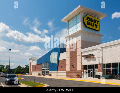 Eingang zum großen Best Buy Elektrofachmarkt in Gainesville, Virginia, USA Stockfoto