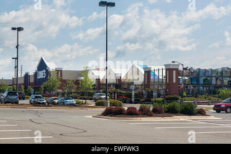 Eingang zum großen Lowe DIY und Garten Superstore in Gainesville, Virginia, USA Stockfoto