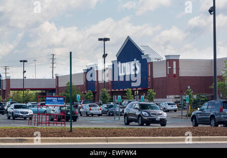 Eingang zum großen Lowe DIY und Garten Superstore in Gainesville, Virginia, USA Stockfoto