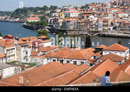 Blick auf mittelalterliche Stadtteil Ribeira am nördlichen Ufer des Douro Flusses von Vila Nova De Gaia mit seinen Weinkellern, einschließlich der berühmten San Stockfoto